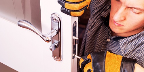 Emergency locksmith in OKC assisting with a lockout